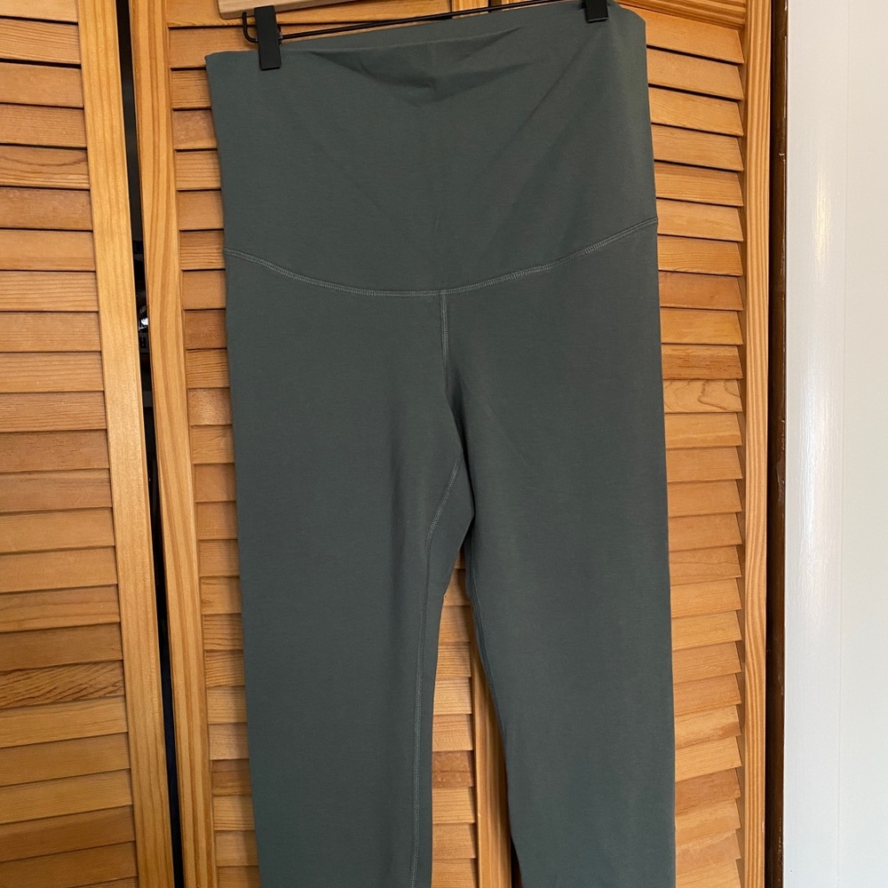 Old Navy Cropped Maternity Legging